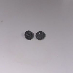 These are cute gray studs!